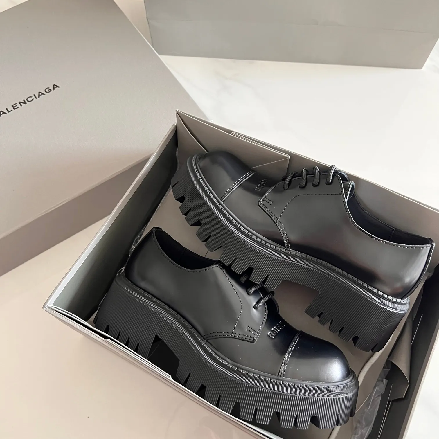 👟👟Ex-factory price 540👟👟 BALENCIAGA# Balenciaga's new big-toe derby shoes TRACTOR big-toe derby shoes loafers👞 Original medium-gloss open-edge beaded cowhide. Restrained and stylish. Matched with the brand logo on the shoe cover. The rhythm of closing your eyes. The lining and feet are made of black silk cowhide. The texture is soft and delicate. The gear-shaped rubber outsole is 5cm higher. Size: 35-40 (customization of 40 pieces is not returnable)